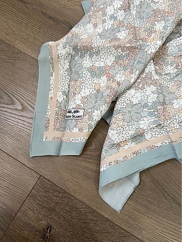 Öiçekli silkhome eşarp