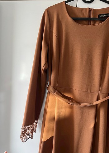 Güpür Detaylı Kiremit Renk Elbise - Görsel 2