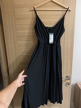 Siyah pileli elbise