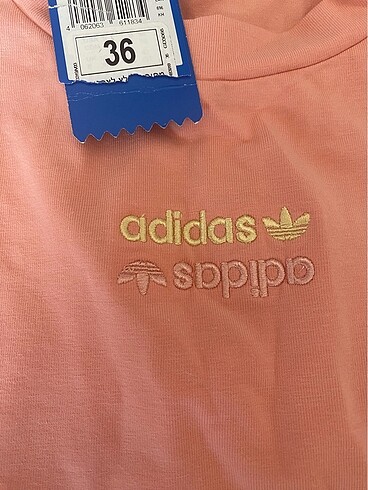 Etiketli adidas tişört