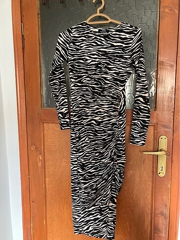 s Beden Bershka Zebra Vücuda Oturan Elbise
