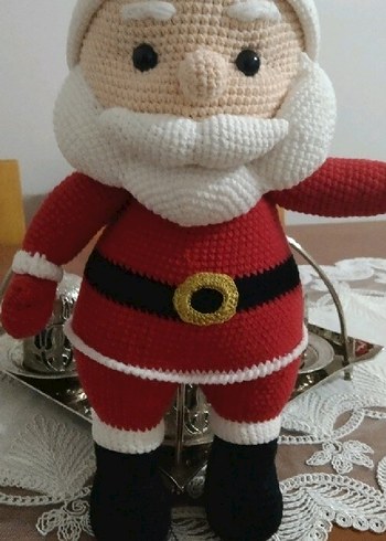 Renkli Kırmızı Noel Baba Figürü amigurumi ip örgüdür