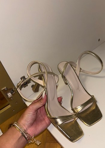 Altın Renkli Tokalı Stiletto Kadın Abiye Ayakkabı