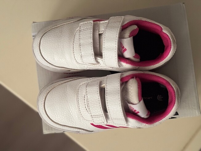 26 Beden Adidas kız çocuk spor ayakkabı 26/5 no