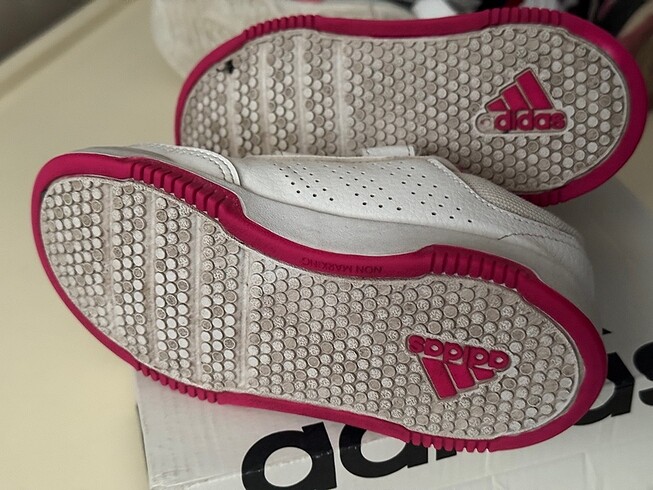 26 Beden pembe Renk Adidas kız çocuk spor ayakkabı 26/5 no