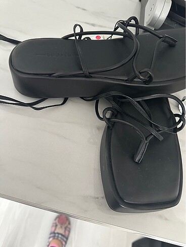 38 Beden Bershka parmak arası sandalet