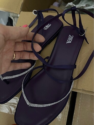 Zara parmak arası taşlı patlıcan moru terlik