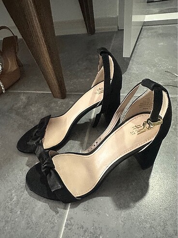 Zara Siyah tek bant topuklu sandalet