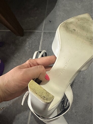 37 Beden beyaz Renk Bershka yopuklu sandalet