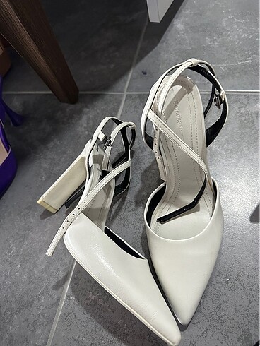 37 Beden Bershka yopuklu sandalet