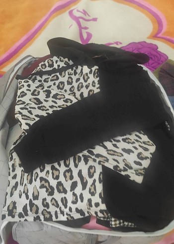 Leopar Desenli Siyah crop kapüşonlu sweatshirt - Görsel 2