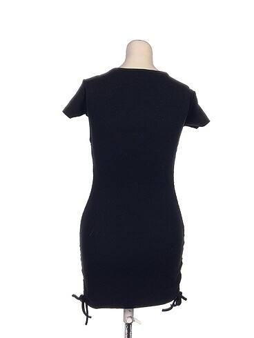 m Beden PreLoved Kısa Elbise %70 İndirimli.