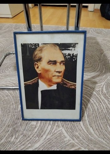 Mavi Çerçeveli Atatürk Portresi