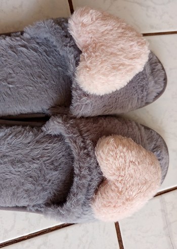 Gri Kalp Detaylı Kadın Peluş Ev Terliği - Görsel 2