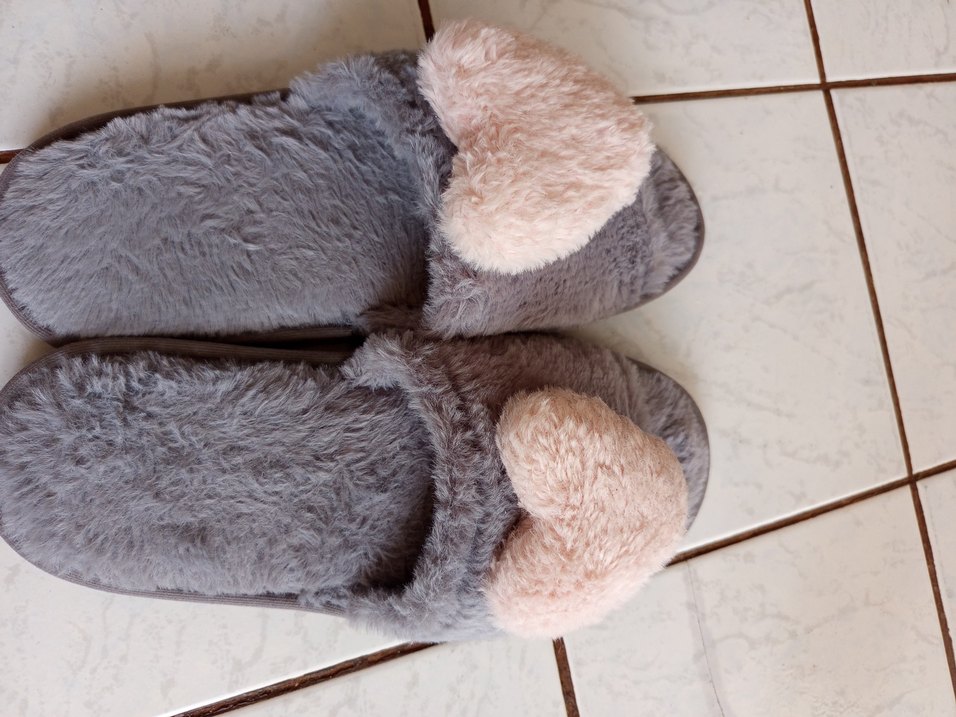 Gri Kalp Detaylı Kadın Peluş Ev Terliği - Görsel 2