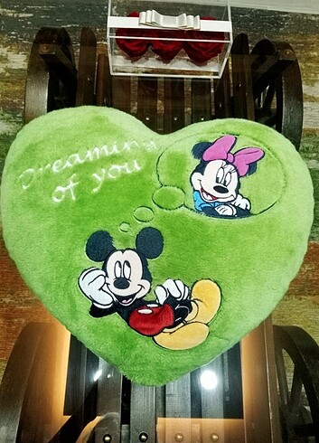 Peluş Kalp Mickey Mouse işlemeli yastık.