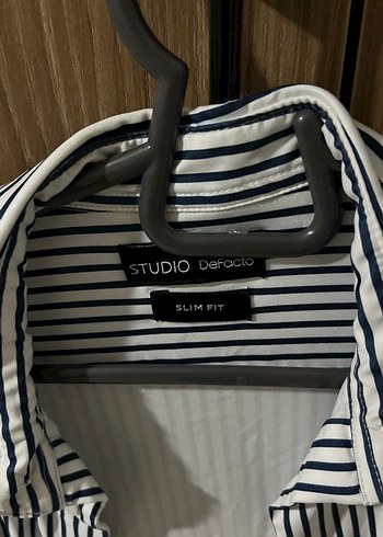 Düğmeli Çizgili erkek gömlek - Görsel 2