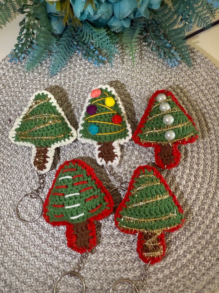 Renkli Örgü Yılbaşı Ağacı Anahtarlıkları - Görsel 3