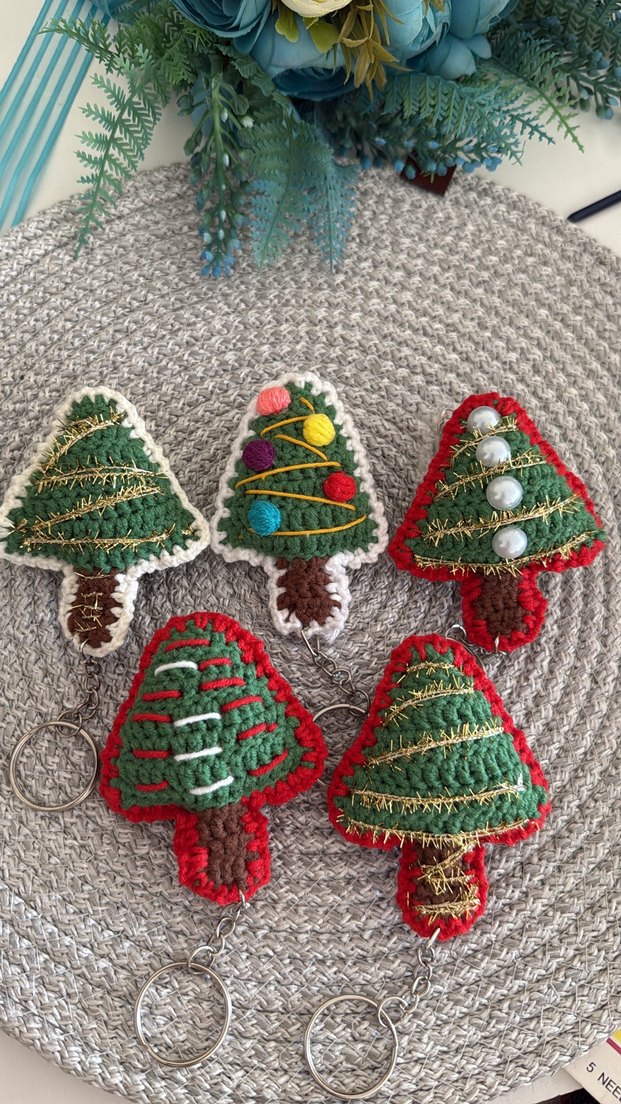 Renkli Örgü Yılbaşı Ağacı Anahtarlıkları - Görsel 2