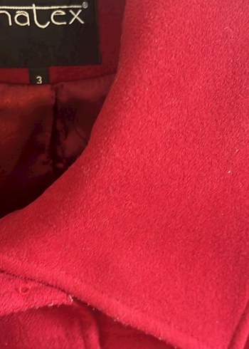 Kırmızı düğmeli kadın kaban - Görsel 2