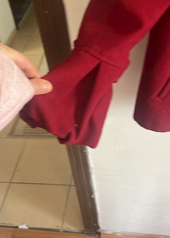 Kırmızı düğmeli kadın kaban - Görsel 4