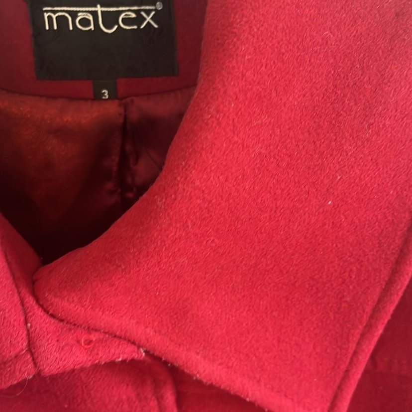 Kırmızı düğmeli kadın kaban - Görsel 2