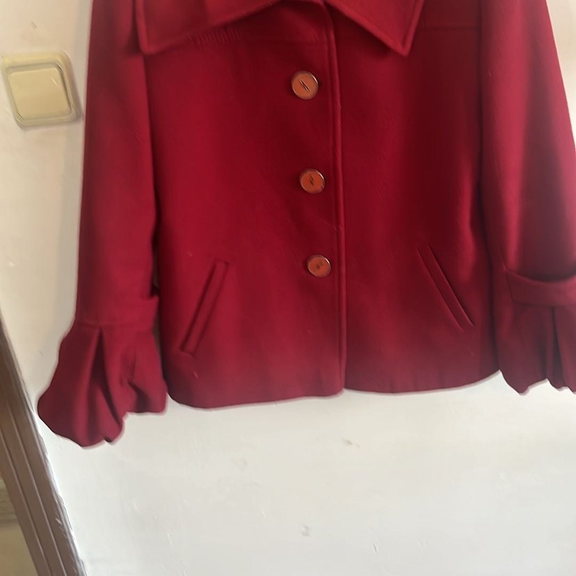 Kırmızı düğmeli kadın kaban - Görsel 3