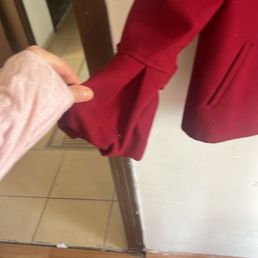 Kırmızı düğmeli kadın kaban - Görsel 4