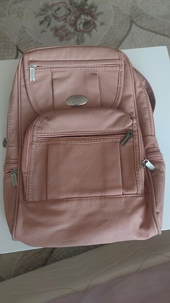 Pembe sırt çantası
