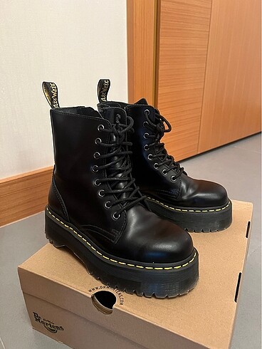 Dr. Martens Jadon