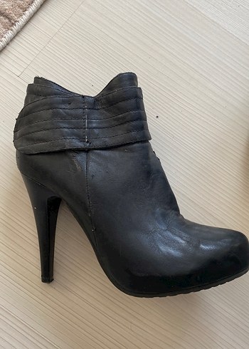 Siyah Deri Tokalı Dolgu Topuklu Kadın Bot - Görsel 2