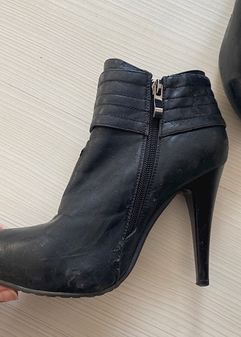 Siyah Deri Tokalı Dolgu Topuklu Kadın Bot - Görsel 3