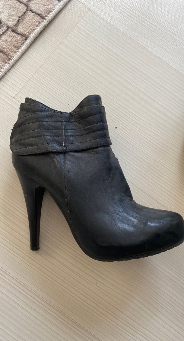 Siyah Deri Tokalı Dolgu Topuklu Kadın Bot - Görsel 2