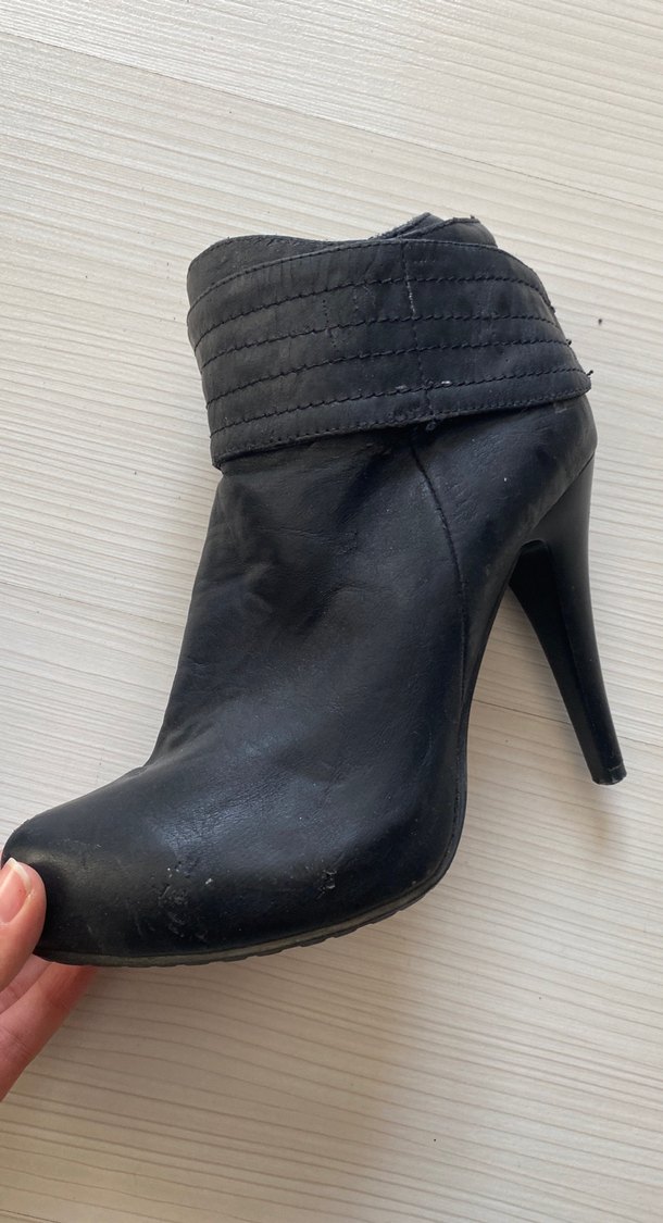 Siyah Deri Tokalı Dolgu Topuklu Kadın Bot - Görsel 5