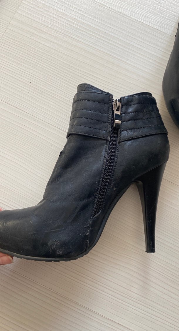 Siyah Deri Tokalı Dolgu Topuklu Kadın Bot - Görsel 3
