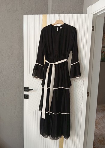 Uzun Siyah Nakışlı Elbise - Görsel 2