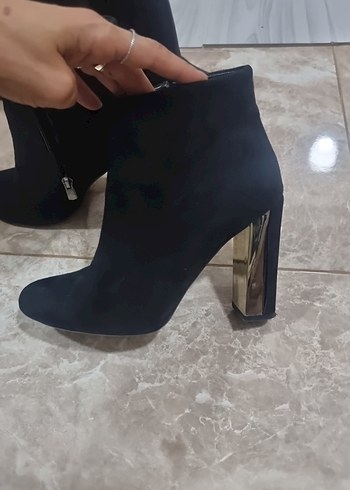 Parlak Topuklu Siyah Süet Kadın Bot