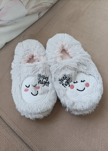 Beyaz Nakışlı Puff Ev Terliği - Görsel 4