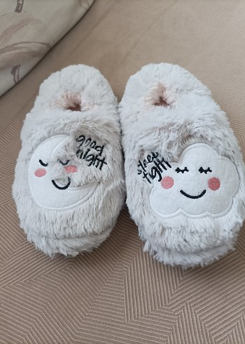 Beyaz Nakışlı Puff Ev Terliği - Görsel 3