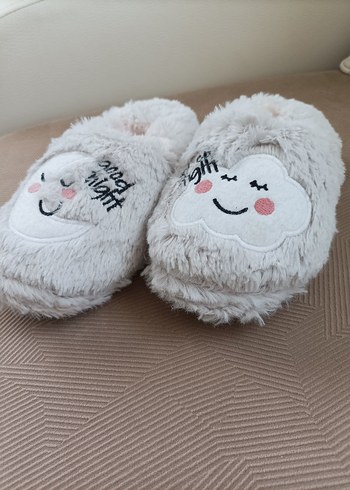 Beyaz Nakışlı Puff Ev Terliği - Görsel 2