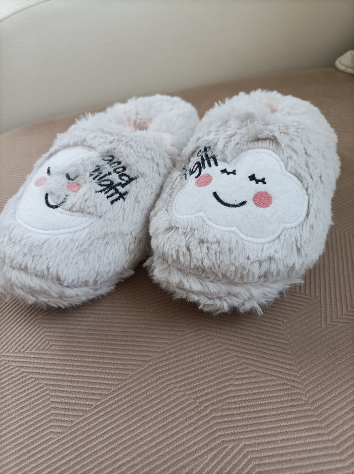 Beyaz Nakışlı Puff Ev Terliği - Görsel 2