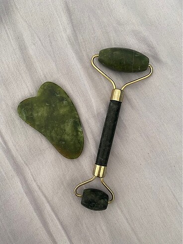 Yeşim gua sha taşı ve roller