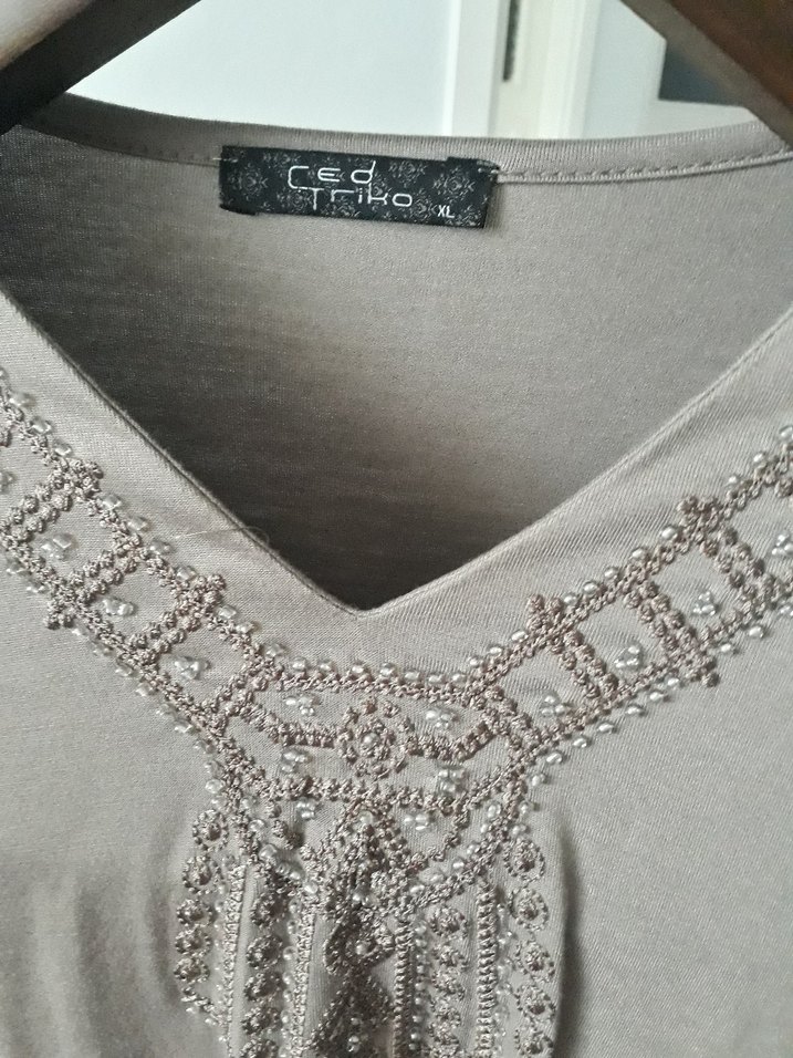 Boncuk İşlemeli V Yaka Kadın Bluz - Görsel 4