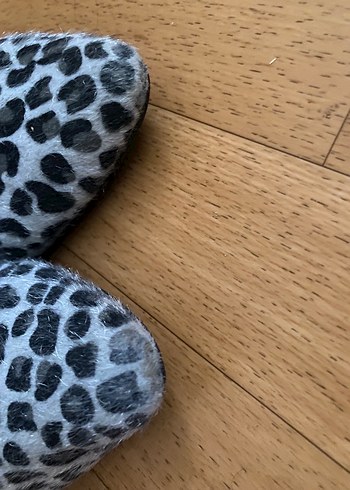 Gri Beyaz Zebra Desenli Tüylü Kadın Babet - Görsel 4