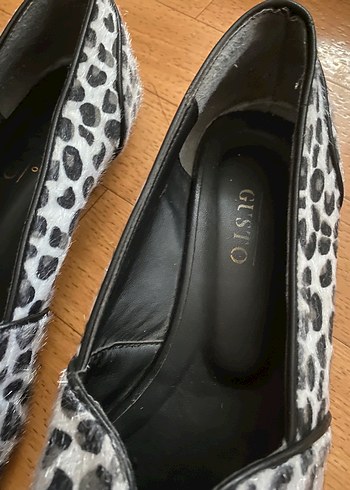 Gri Beyaz Zebra Desenli Tüylü Kadın Babet - Görsel 2