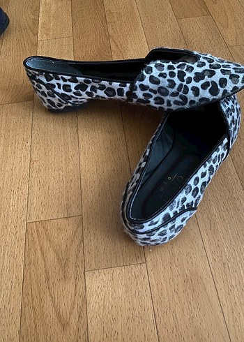 Gri Beyaz Zebra Desenli Tüylü Kadın Babet - Görsel 5