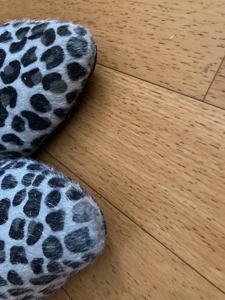 Gri Beyaz Zebra Desenli Tüylü Kadın Babet - Görsel 4