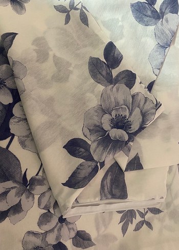 Gri Çiçek Desenli Beyaz Nevresim Takımı - Görsel 3