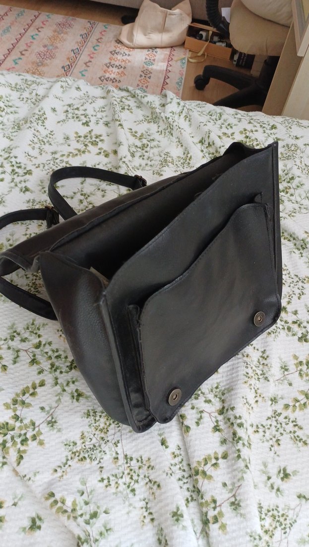 Siyah Deri Tokalı Kadın Sırt Çantası - Görsel 4