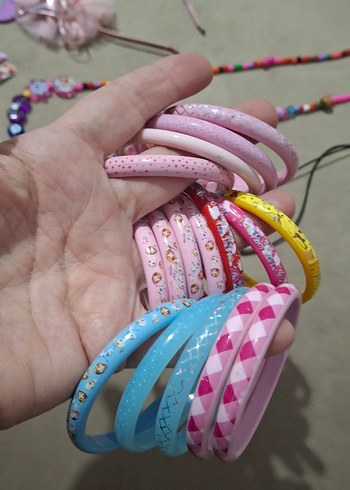 Çocuklar için renkli boncuklu saç aksesuarları ve bikezikler - Görsel 8